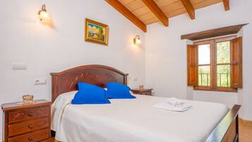 3 bedrooms, iron/ironing board, free WiFi, bed sheets