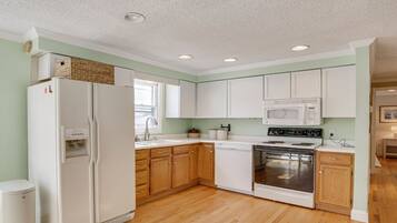 Microondas, horno, parrilla de estufa y lavavajillas