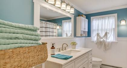 Entire Home In Saco Maine + GYM 3.5mil to Old Orchard Beach. Coastal Retreat!