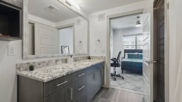 1 habitación, escritorio, tabla de planchar con plancha y wifi