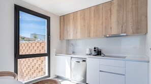 Een koelkast, een magnetron, een oven, een vaatwasser