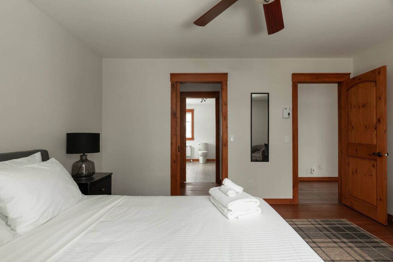 4 makuuhuonetta, työpöytä, silitysrauta/-lauta, ilmainen Wi-Fi