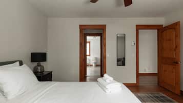 4 makuuhuonetta, työpöytä, silitysrauta/-lauta, ilmainen Wi-Fi