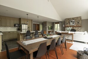 Dining - Hot tub • Kid Gym • Ski • Fireplace (Les Laurentides Regional County Municipality)