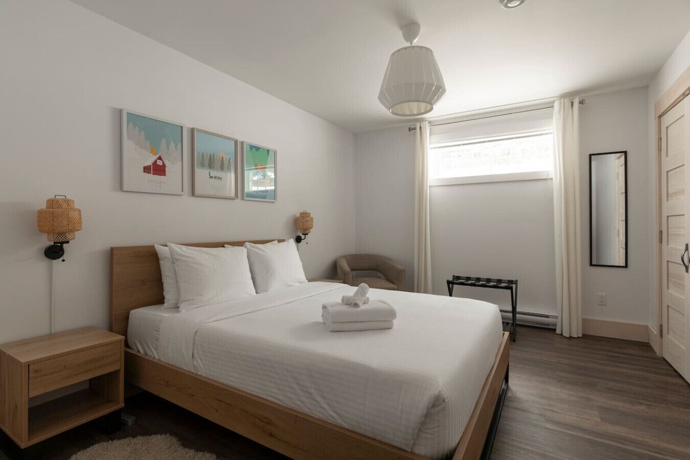 4 室のベッドルーム、デスク、アイロン / アイロン台、旅行用ベビーベッド