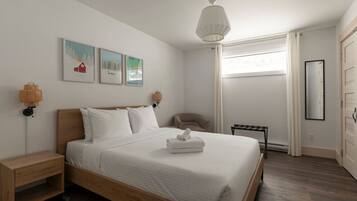 4 bedrooms, desk, iron/ironing board, travel crib