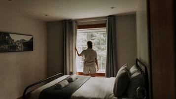 4 bedrooms, desk, iron/ironing board, free WiFi