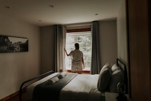 4 bedrooms, desk, iron/ironing board, free WiFi