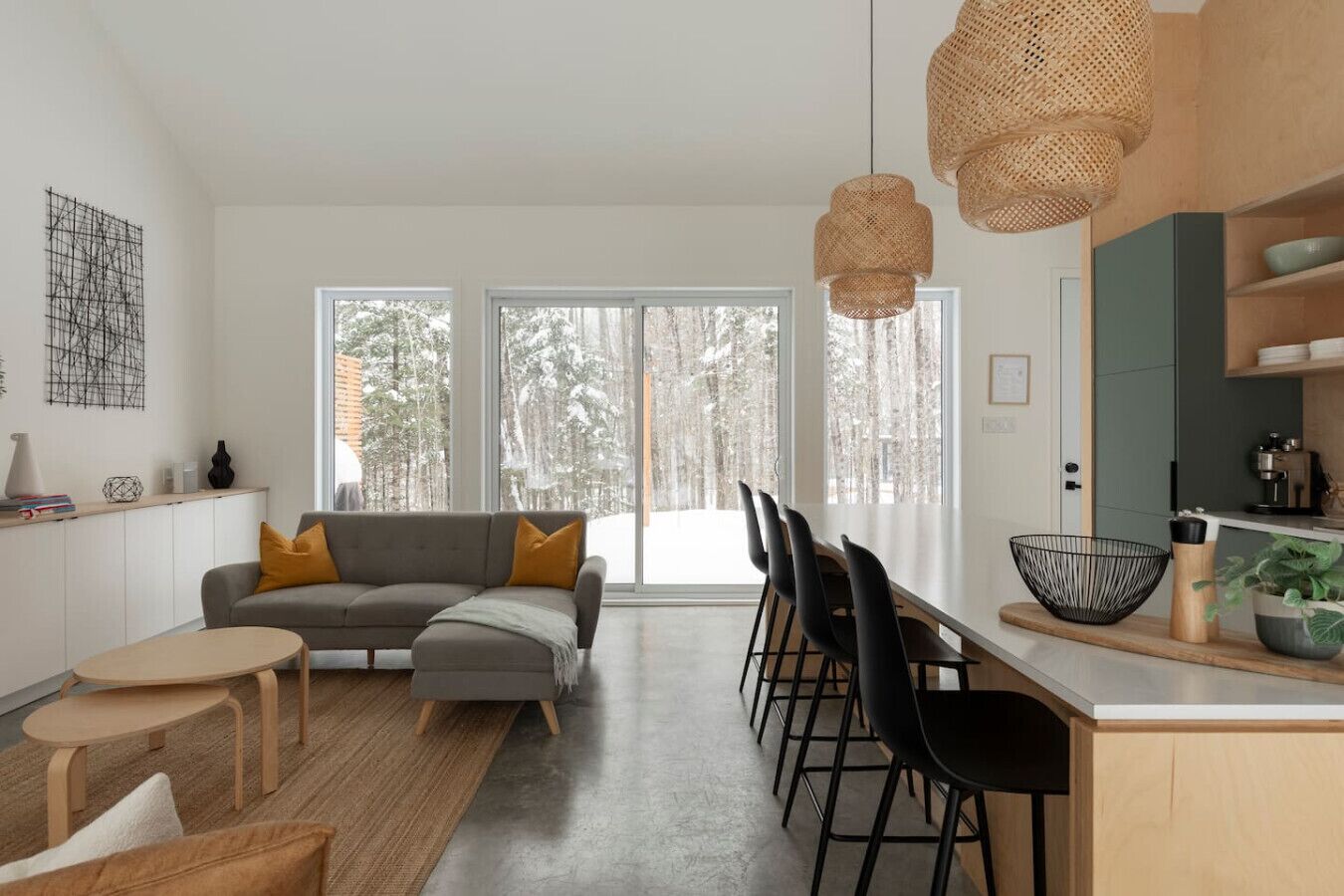 Tv, eldstad och en stereo