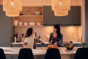 Réfrigérateur, four à micro-ondes, un four, lave-vaisselle