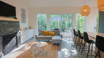 Una televisión, una chimenea, un reproductor estéreo