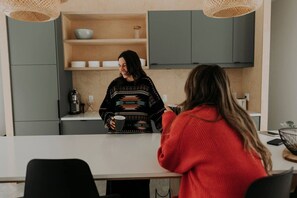 Réfrigérateur, four à micro-ondes, un four, lave-vaisselle