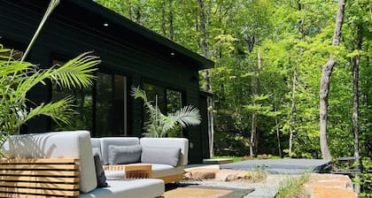 Forest Refuge | Fire • HotTub • Tremblant 15 min