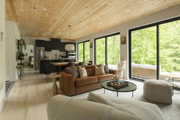 TV, fireplace, stereo - Forest Refuge | Fire • HotTub • Tremblant 15 min (Les Laurentides Regional County)