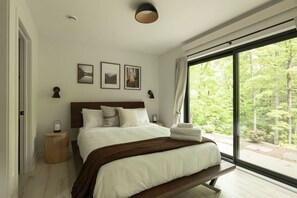 2 bedrooms, desk, WiFi, bed sheets