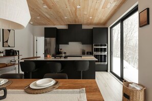 Fridge, microwave, oven, stovetop - Forest Refuge |  Fire • HotTub • Tremblant 15 min (Les Laurentides Regional County Municipality)