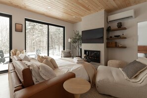 2 bedrooms, desk, WiFi, bed sheets