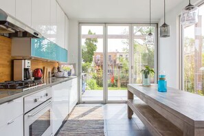 Private kitchen - Spacious stylish 4-bedroom house in great neighborhood with parking and backyard (Brooklyn)