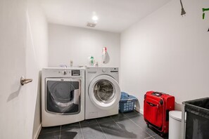 Interior - Spacious stylish 4-bedroom house in great neighborhood with parking and backyard (Brooklyn)