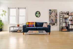 Living area - Spacious stylish 4-bedroom house in great neighborhood with parking and backyard (Brooklyn)