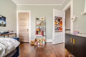 Room - Spacious stylish 4-bedroom house in great neighborhood with parking and backyard (Brooklyn)