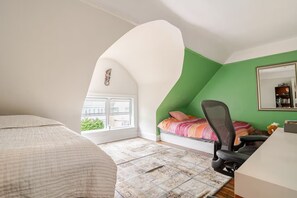 Room - Spacious stylish 4-bedroom house in great neighborhood with parking and backyard (Brooklyn)