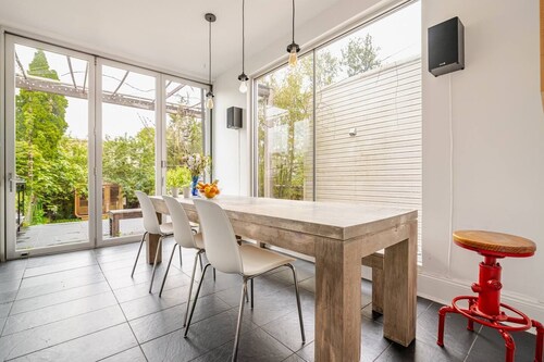 Stylish 4-bdrm house in Kensington with parking and backyard available for May