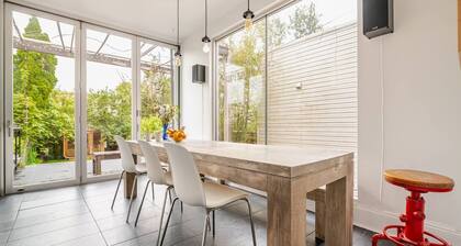Stylish 4-bdrm house in Kensington with parking and backyard available for May