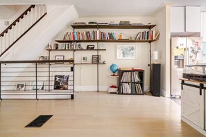 Interior - Spacious stylish 4-bedroom house in great neighborhood with parking and backyard (Brooklyn)