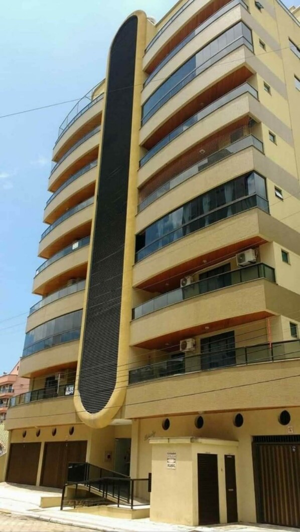 Exterior - Apartment in Itapema, centto, 60 meters from the beach. (Centro Itapema)