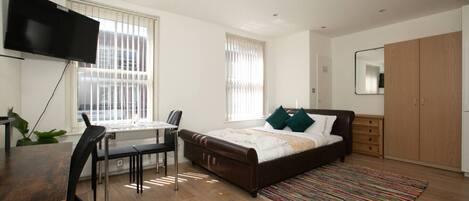 办公桌、熨斗/熨衣板、旅行婴儿床、WiFi