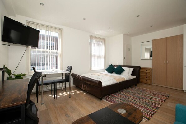 Desk, iron/ironing board, travel cot, WiFi