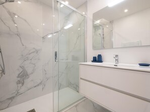 Dusj, hårføner og håndklær
