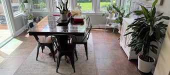 Spacious 5-bedroom house in nice Coraopolis w/ WiFi, AC, fitness room and a pool