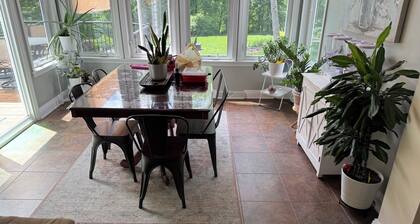 Spacious 5-bedroom house in nice Coraopolis w/ WiFi, AC, fitness room and a pool