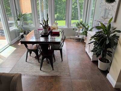 Spacious 5-bedroom house in nice Coraopolis w/ WiFi, AC, fitness room and a pool