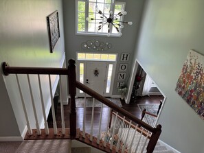 Interior - Spacious 5-bedroom house in nice Coraopolis w/ WiFi, AC, fitness room and a pool (Coraopolis)