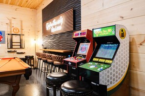 Game room - Top 1% 10/10 4BR 3King+Bunks Sleeps12 FirePit HotTub GmRm PRIME Location Dllywd (Sevierville)