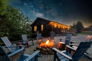 Property grounds - Top 1% 10/10 4BR 3King+Bunks Sleeps12 FirePit HotTub GmRm PRIME Location Dllywd (Sevierville)