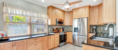 Refrigerador, microondas, horno y parrilla de estufa