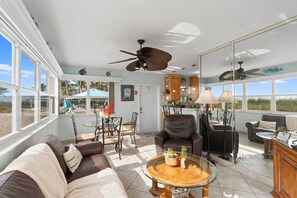Smart TV, books - Poolfront + Beachfront Bliss! (Lauderdale-by-the-Sea)