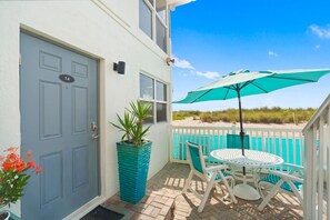 Outdoor dining - Poolfront + Beachfront Bliss! (Lauderdale-by-the-Sea)