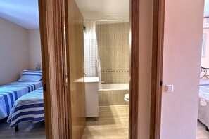 2 habitaciones, tabla de planchar con plancha y acceso a internet