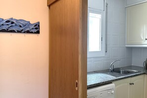 Fridge, microwave, oven, coffee/tea maker