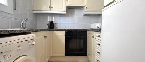 Kühlschrank, Mikrowelle, Ofen, Wasserkocher mit Kaffee-/Teezubehör