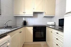 Refrigerador, microondas, horno, cafetera/tetera