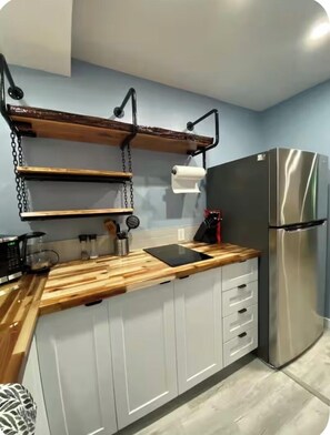 Frigorífico, microondas, horno y placa de cocina
