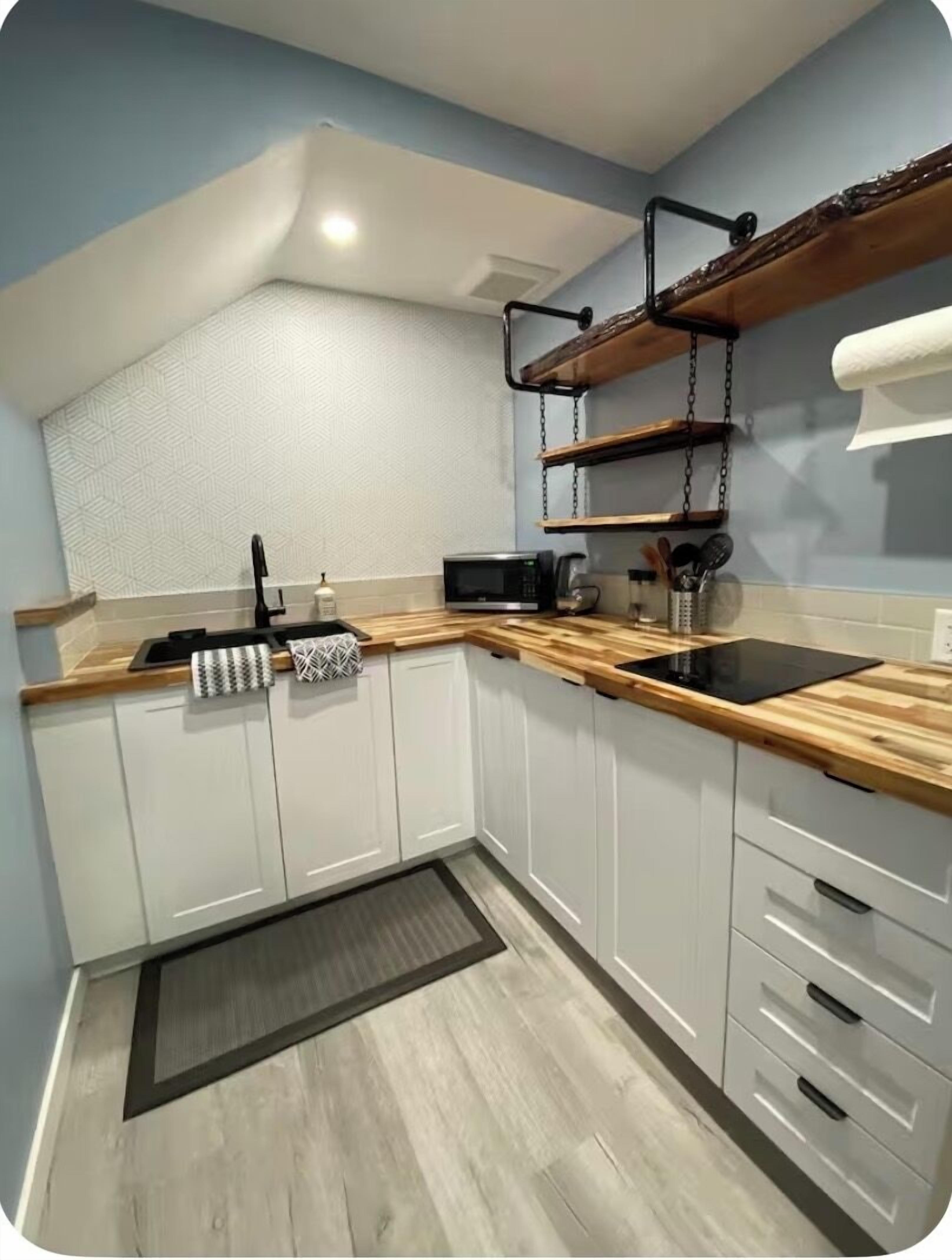 Réfrigérateur, four à micro-ondes, un four, surface de cuisson