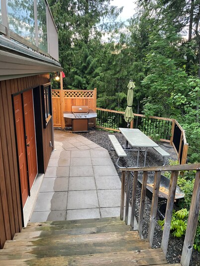 Blind Bay Chalet with lake views, privacy, sauna, hikes, golf, 5 mins to beach