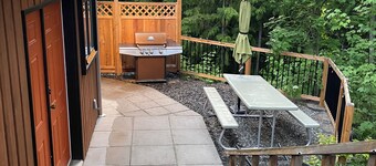 Blind Bay Chalet with lake views, privacy, sauna, hikes, golf, 5 mins to beach